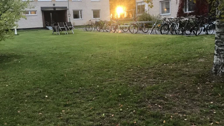 Solnedgång mellan husen på bostadsrättsföreningen Ankarkronan på Mjölkudden i Luleå. Fotograf: Kent Höglund.