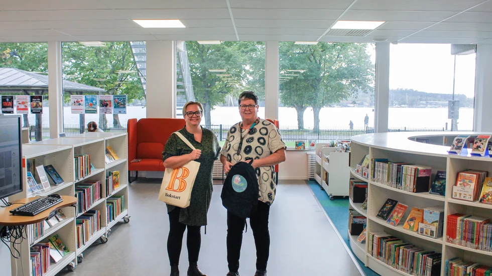 Evelina Ottosson (till vänster) och Marie Wissting (till höger), båda barnbibliotekarier på Motala bibliotek åker ut på hembesök till småbarnsfamiljer.