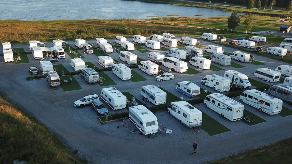 Ställplatsen ligger längst in i havsviken med omedelbar närhet till hamnområdet med småbåtshamn, kafé och rökeri och på andra sidan E4 livsmedelsbutik och mack, turistinformation och Jävrekvarn och kafé.