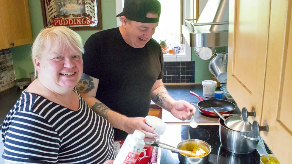 Becca och Mike Chaney i sin villa, som de förvandlar till indiskt kök under fredagar och lördagar.