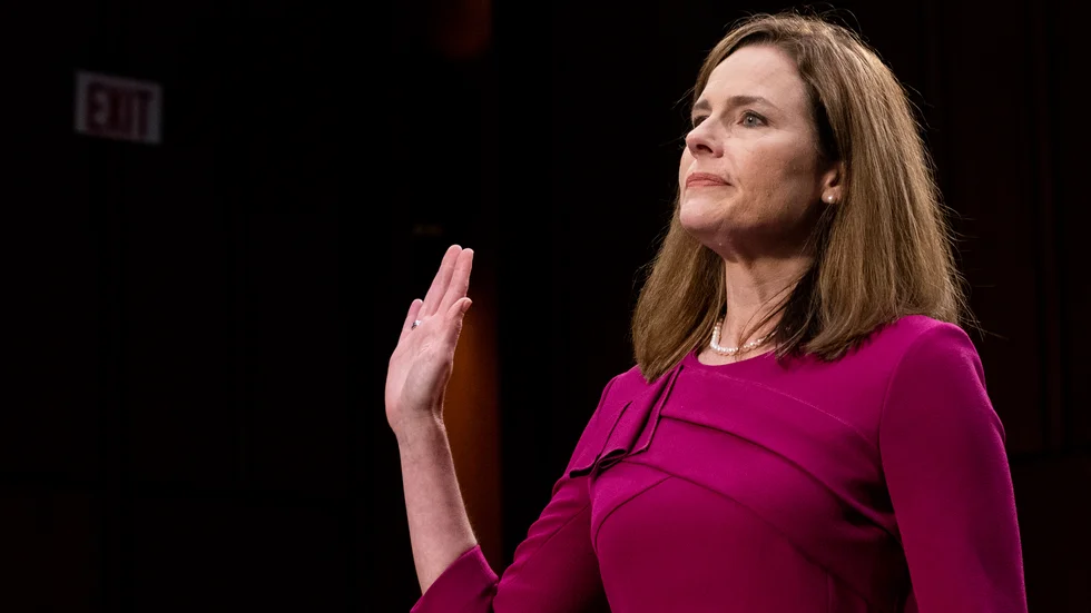 Domarkandidaten Amy Coney Barrett när hon svor eden inför senatens justitieutskott i måndags.
