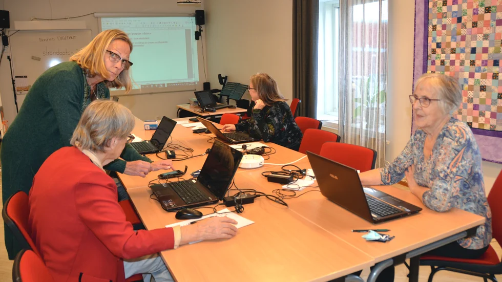"Det här är en jättebra satsning av PRO" säger flera av deltagarna. Helena Hult syns vid Anna-Lisa Häggström, mitt emot henne Greta Lillbro och längre bort Karin Hortlund.