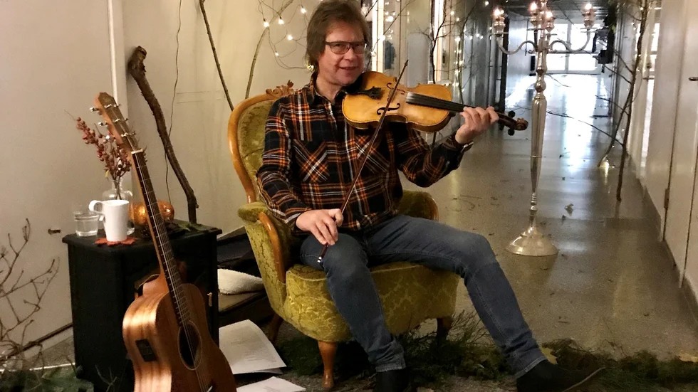 Musikanten Gunnar Westergren bjöd personalen på fiolmusik och gitarrspel redan från klockan 06.15 på torsdagsmorgonen.