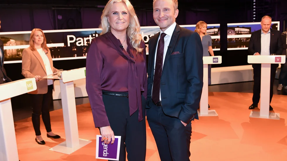 Camilla Kvartoft ses här med kollegan Anders Holmberg vid en tidigare partiledardebatt i SVT. I söndags kväll fick Kvartoft - istället för en inställd partiledarebatt - leda en utfrågning av ett ansvarigt statsråd i en stor folklig sakfråga. 
