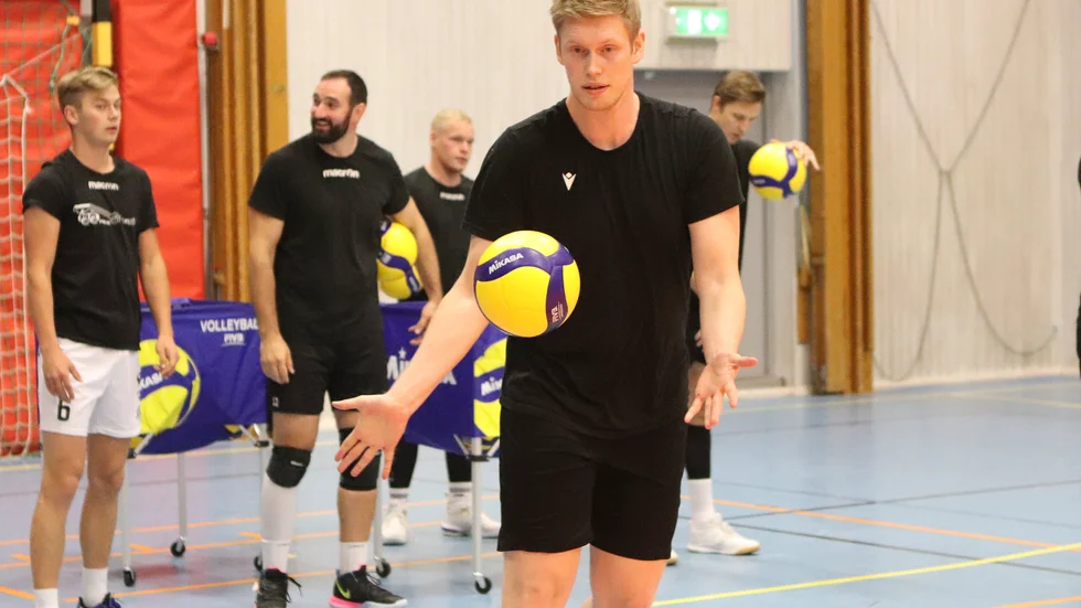 Linus Ekstrand flyttade hem från proffsspel i Belgien och skrev på för VVK. Men inte ens halva säsongen är spelad när vänsterspikern väljer att bryta sitt kontrakt.