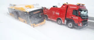 Trafikverkets varning: Buss bärgas efter E45