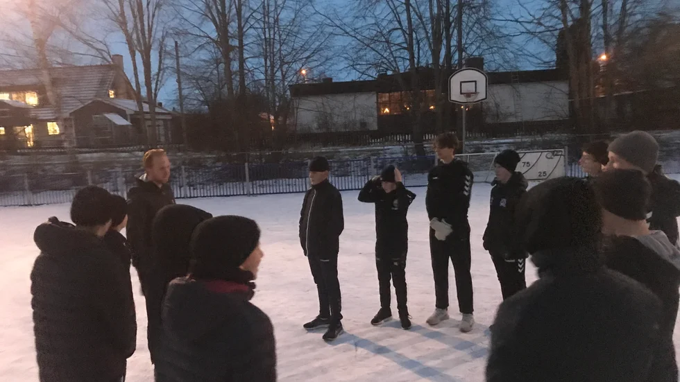 Dags för fotboll i snö. Vadstena HF:s pojklag gör det bästa av situationen i pandemin. Men fyra pass i veckan har blivit två och det längtas till att komma inomhus. Här samling på multiarenan utanför sporthallen.