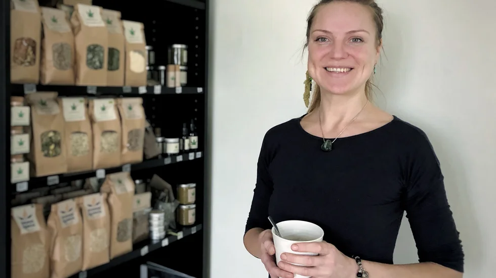 "Jag odlar och gör produkter av Hampa. Jag driver en ideell förening och stödjer nya hampabönder eller de som vill vara självförsörjande, de som jobbar för något bra", berättar Liga Appelgren.