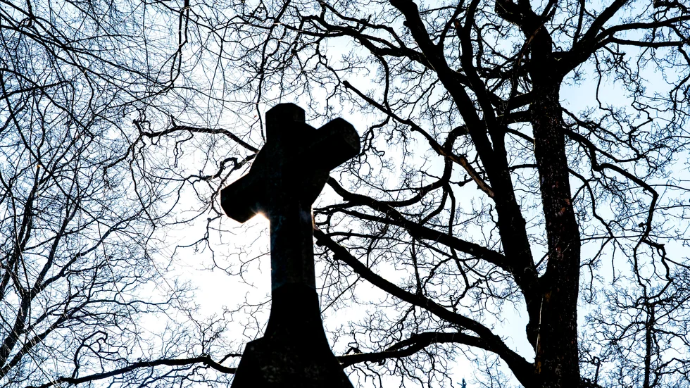 Den förändrade synen på begravningsplatser säger nog något mer allmänt om vår tid, menar ledarskribenten apropå diskussionen om en kyrkogård kan användas för pulkaåkning och andra sociala aktiviteter.