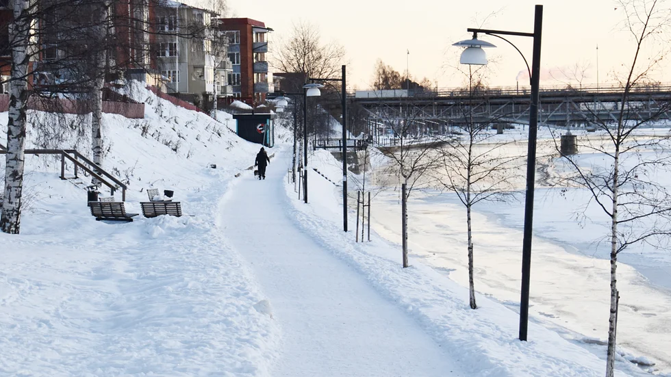 Om alla går till vänster och inte i bredd kan vi hålla avstånden även under promenaden, menar skribenten.