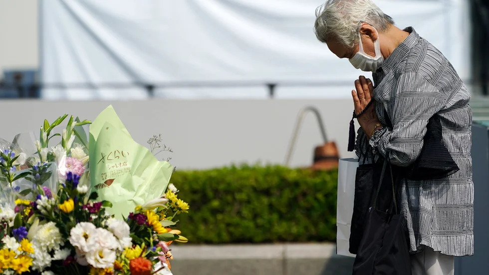 En besökare vid minnesplatsen för atombombsoffren i Hiroshima i Japan.