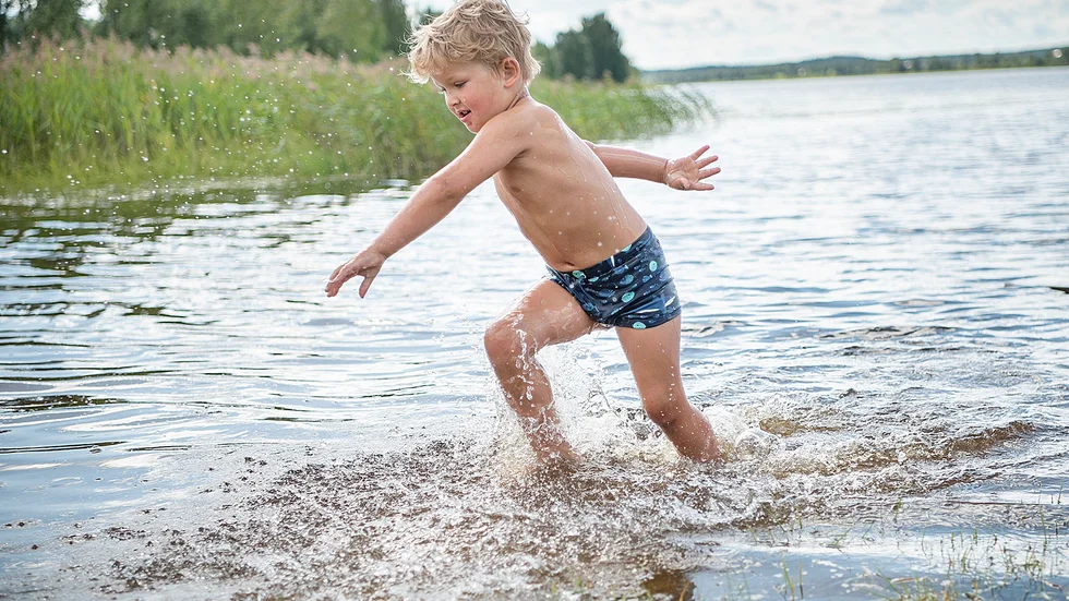 Henry besöker Skråmträsk badplats tillsammans med lillasyster Holly och mamma Elin Furberg.