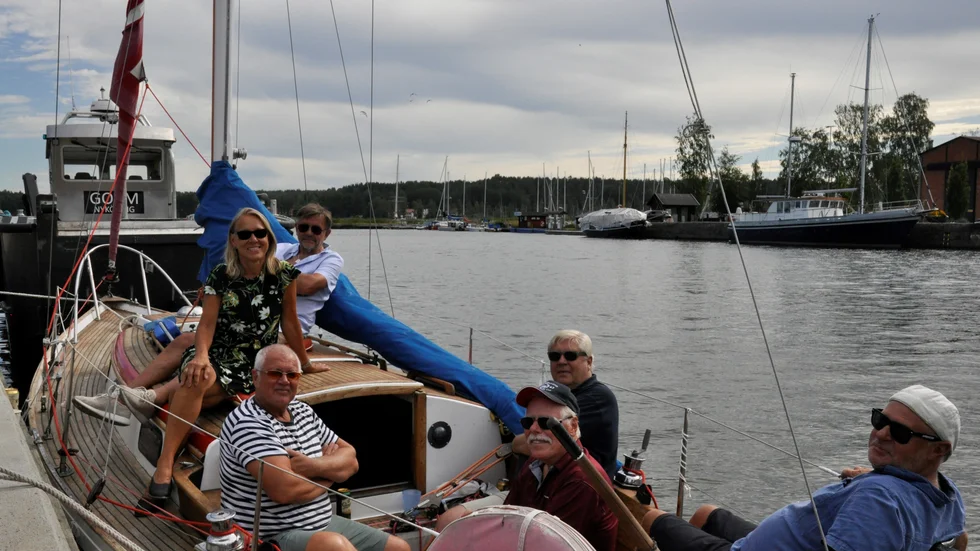 Kjell och hans gäng har lagt till nere vid hamnen under lördagseftermiddagen. 