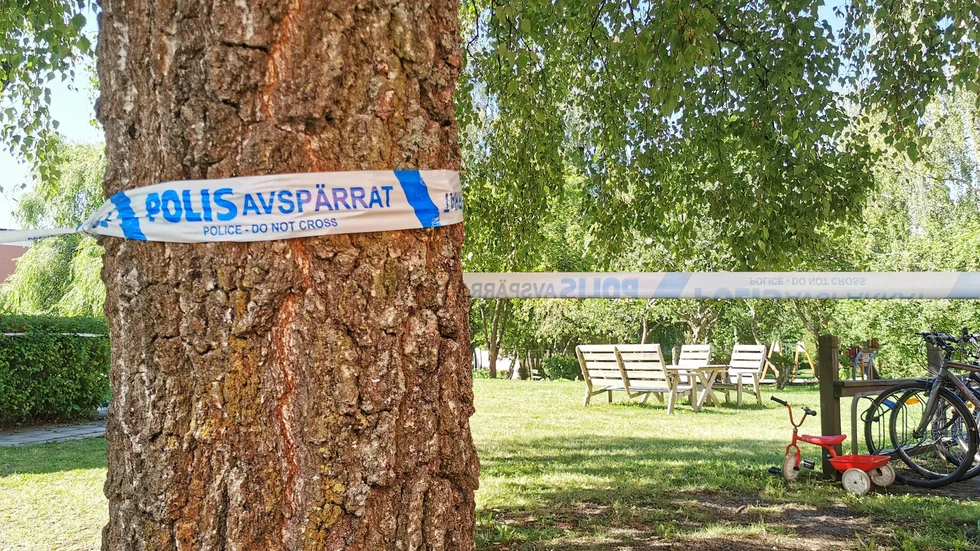 På lördagsförmiddagen var fortfarande stora områden avspärrade på grund av gårdagens skjutning. Många barn var ute och lekte på gården när skjutningen inträffade.