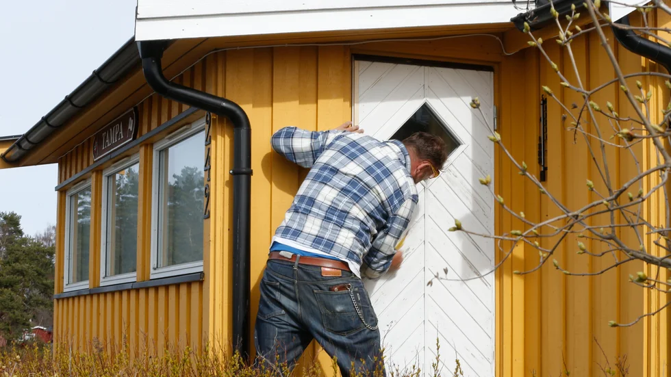 Många stannar hemma i sommar och passar på att renovera sina sommarstugor. Skribenten ger några tips för att renoveringen ska ske på ett hållbart sätt.