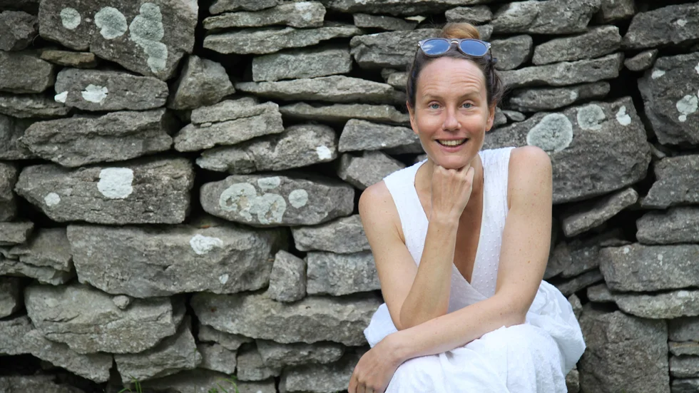 Sångerskan, musikern och kompositören Sarah Riedel har tillbringat tid på Fårö i hela sitt liv. Fårö är trygghet och hemma, här kan hon andas, här flyger tonerna fritt.