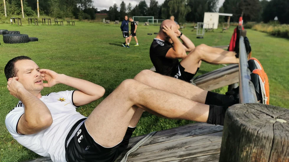 MAGKÄNSLA.Jens Arosenius och Olle Olofsson tränar magen.