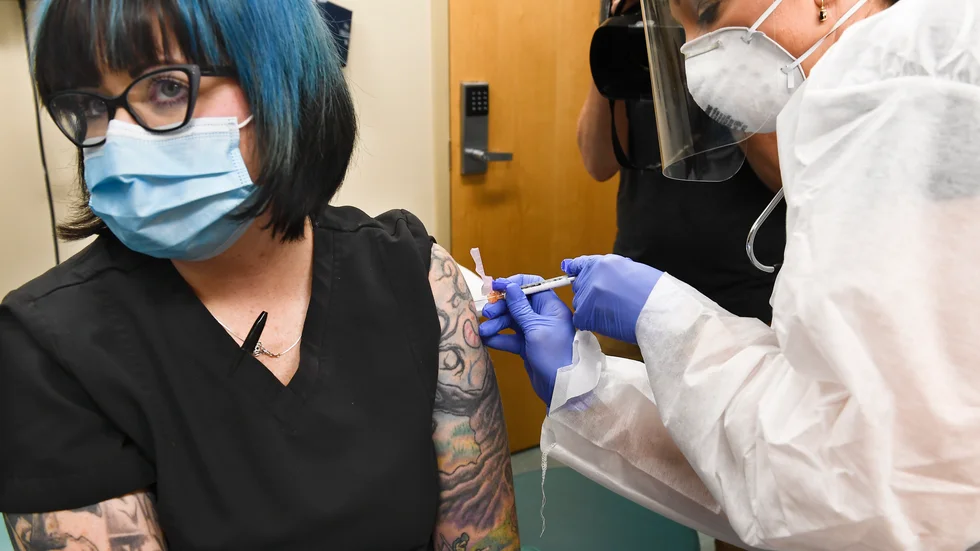 En frivillig testperson får ett potentiellt vaccin mot covid-19, den 27 juli i Binghamton, New York.