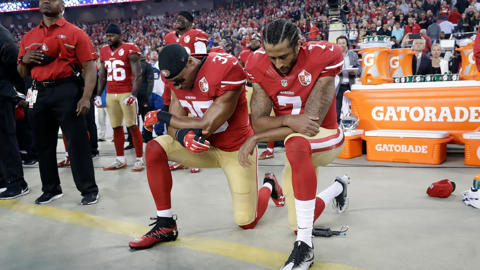 Colin Kaepernick (nummer 7) började knäböja inför amerikanska fotbollsmatcher i september 2016. Ett halvår senare fick han lämna sin klubb San Francisco 49ers och har inte spelat i NFL sedan dess. Arkivbild.