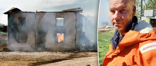 Fullt utvecklad brand i ladugård på södra Gotland