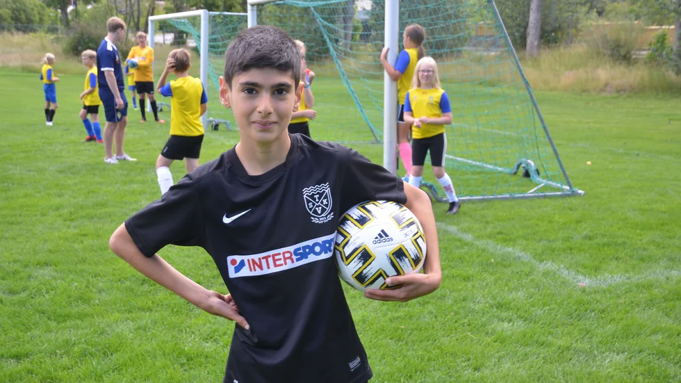 Edward Bazhir är mittfältare. ”Messi är min stora förebild”, säger han. 