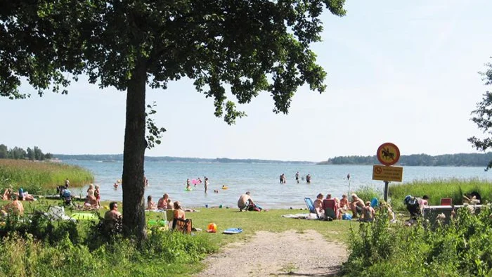 Miljökontoret har registrerat höga halter kolibakterier i vattnet ute på Komöte. Trosa kommun avråder därför från bad på platsen. 