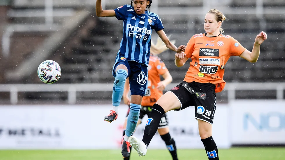 Kristianstads Mia Carlsson, höger, i bortamötet med Djurgården i juli. Arkivbild.