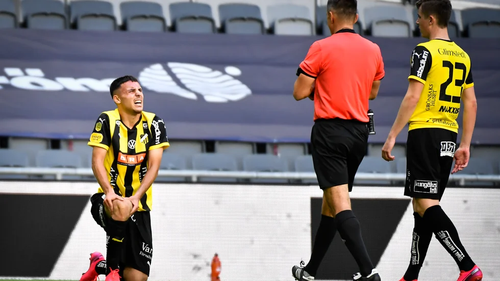 Häckens Ali Youssef (vänster) skadade sig efter en kollision med lagkamraten Patrik Wålemark (höger) borta mot Djurgården.
