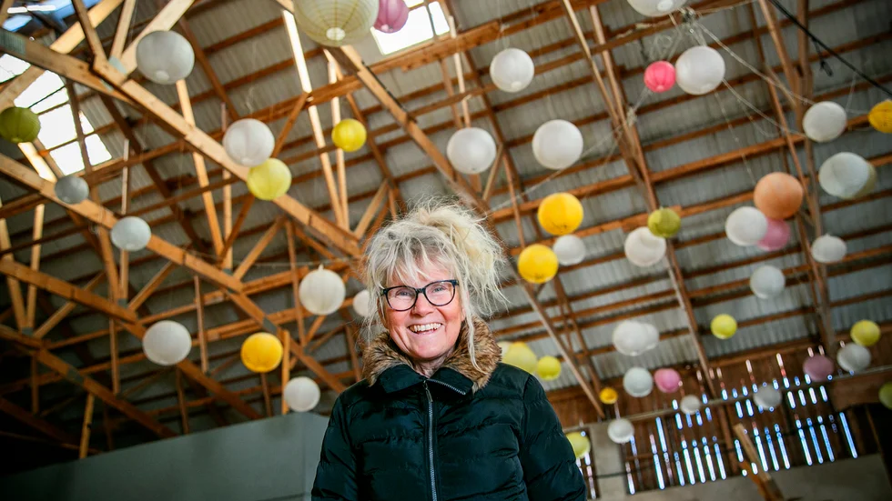 Birgitta du Rietz i ladan på Stora Gåsemora. Här är flera av Sveriges största artister bokade i sommar. Ulf Lundell, The Ark och Tomas Ledin bland andra. 
