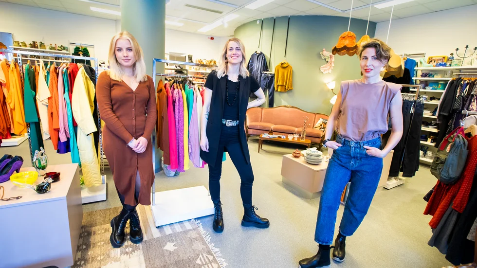 Butiksförsäljarna Astrid Nordbrandt, Evelyn Lindgren och Erika Ölund hoppas att väcka Luleåbornas intresse för återbruk av gamla kläder. 