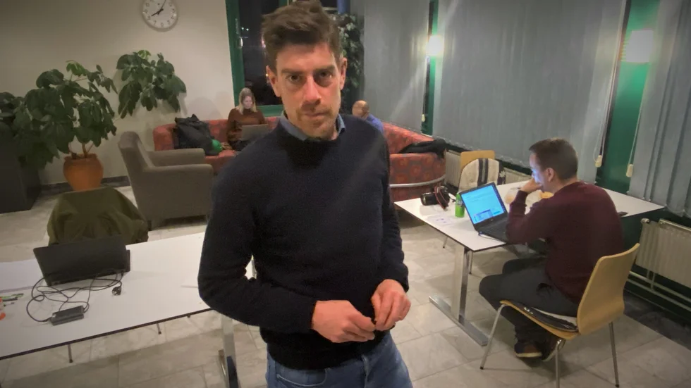 Sedan giftig rök fyllt redaktionen fick Kalle Sandhammar, chefredaktör på UNT, och övriga nyhetsredaktionen arbeta i provisoriska lokaler. I bakgrunden syns nyhetschef Johanna Åberg, redaktionschef Roger Berglund samt deskredaktör Niklas Weimer. 