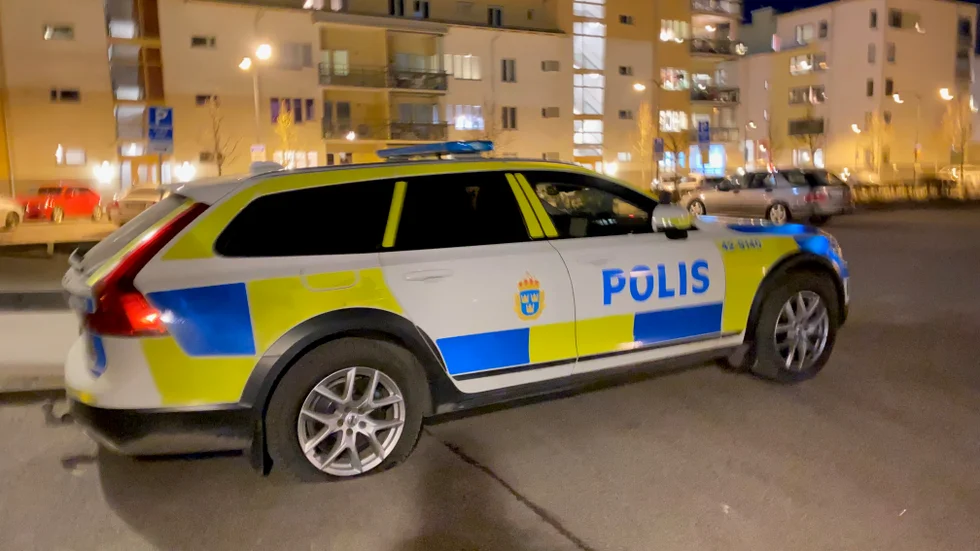 Den 16-åring som misstänks ha saboterat en polisbil i Skäggetorp är nu på fri fot.