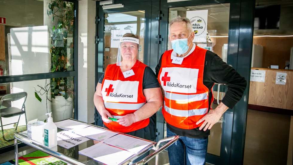 Vaccinationsvärdarna Ylva Andersson och Rolf Herman Wahlgren Nirs vid vaccinationsmottagningen på Ica Maxi Arena. 