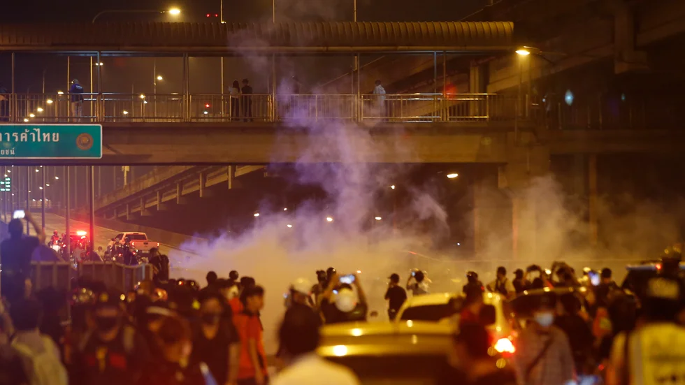 Kravallpolis skjuter tårgasgranater mot demonstranter på söndagen.