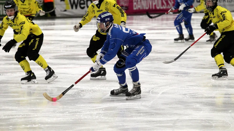 Viktor Spångberg har bollen under kontroll för IFK Motala i en attack och Vetlandaspelarna försöker hänga med. IFK vann matchen i Hydro arena, men inte med tillräckligt mycket. Med 6-5 går VBK till kvartsfinal.