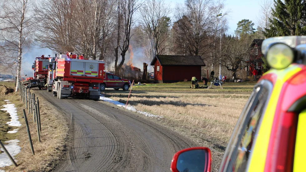 Branden utbröt vid lunchtid på söndagen.