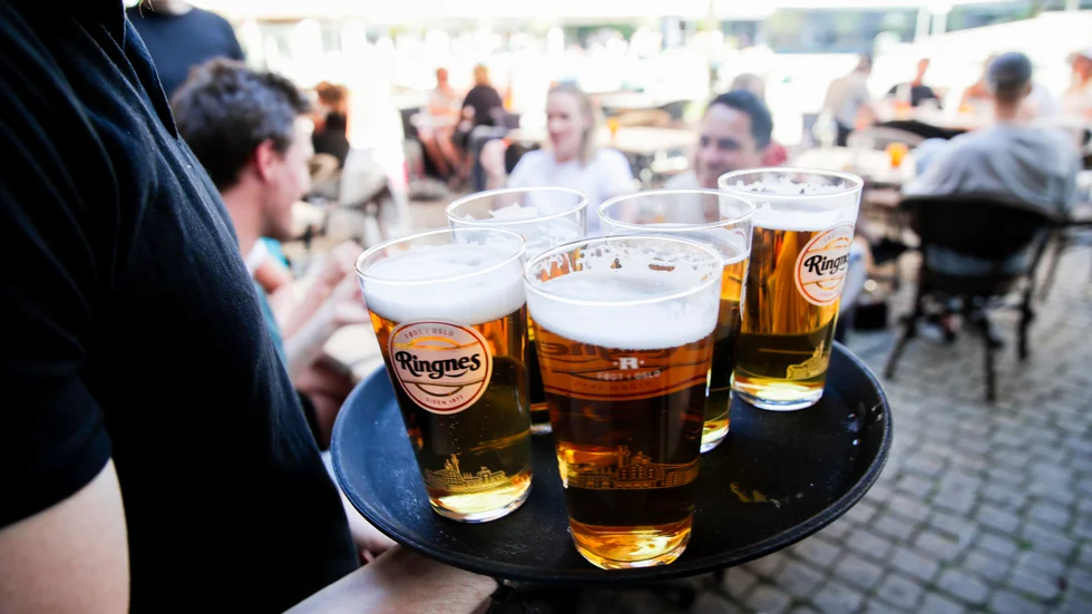 Mjölby kommun vill stryka avgiften för alkoholtillstånd  under resten av året, som ett stöd till restaurangerna under coronakrisen. Bilden är från en annan plats.