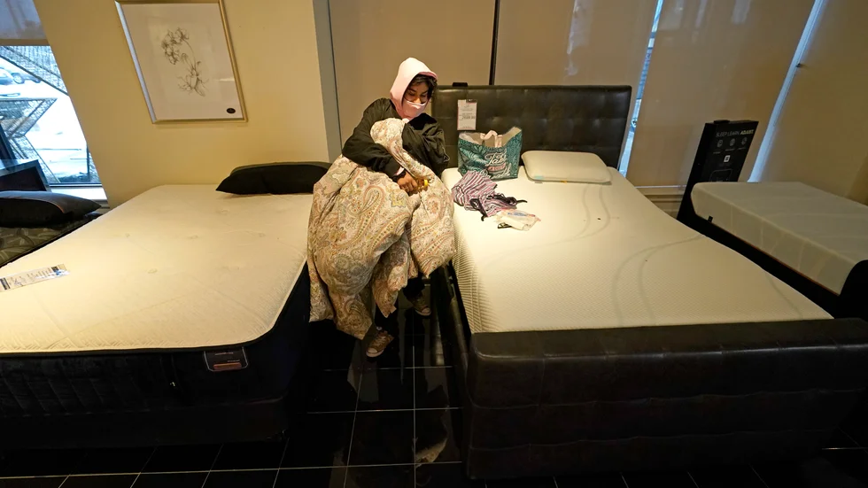 En kvinna som övernattat på Gallery Furniture, en möbelaffär i Houston som öppnades för nödställda under elkrisen i Texas. Bild från den 17 februari.
