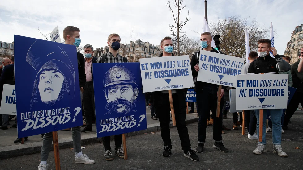 Anhängare till högerextrema Génération Identitaire under en demonstration i Paris i februari.