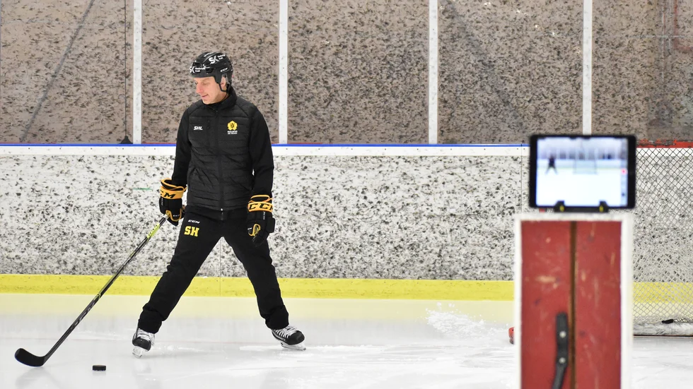 Med 15 år som målvaktstränare i Skellefteå AIK är det imponerande på det sätt som Krister Holm brinner för sin uppgift varje dag och den passion han visar på isen. "Jag älskar mitt jobb", säger han 