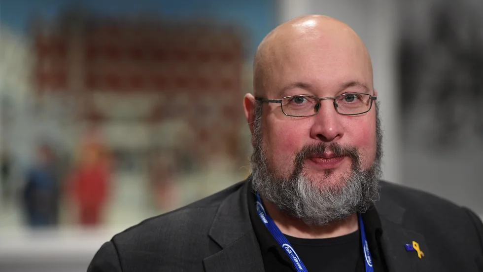 Patrik Oksanen, journalist och författare, är senior fellow på tankesmedjan Frivärld och gjorde förra året för deras räkning en kartläggning av den kinesiska ambassadens attacker på svenska debattörer och medier under åren 2018-2020.