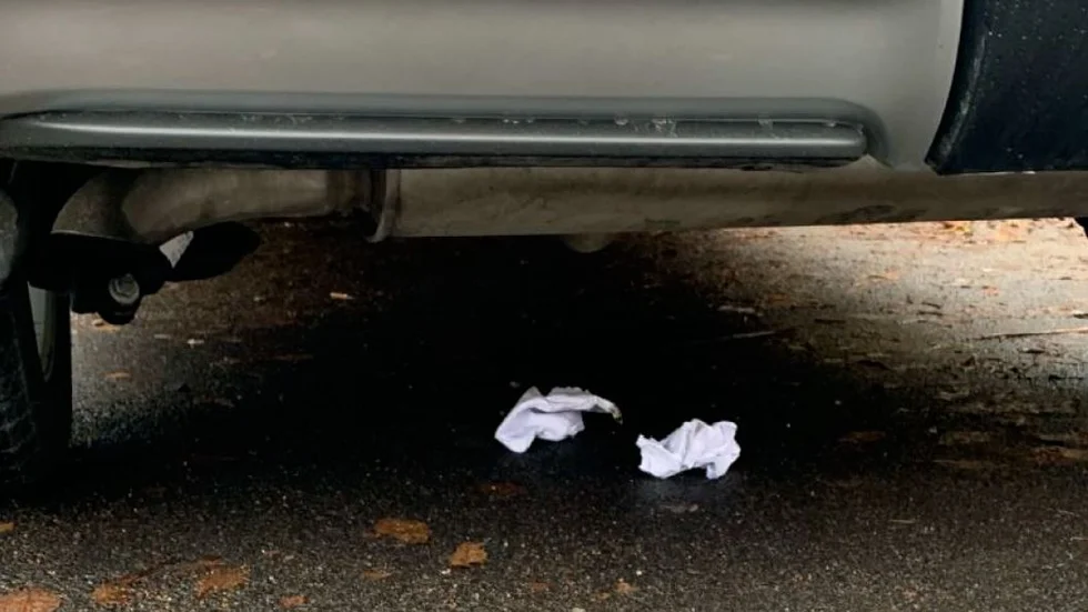 I polisens förundersökning dokumenterades det papper som en man i Finspång ska ha tänt eld på för att sedan placera det under en bil.