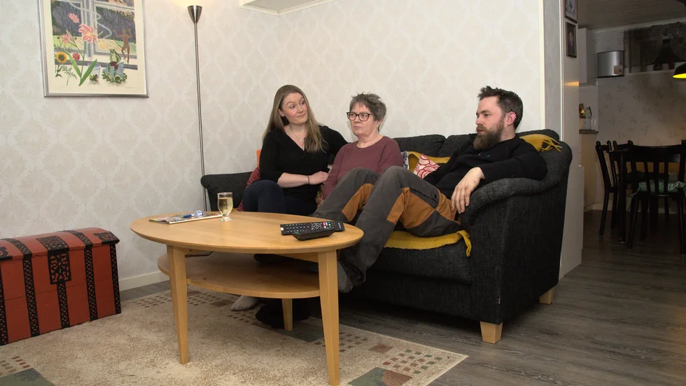"Det är jättejobbigt, det är ju ändå våran mamma vi pratar om, det var inte så här vi tänkte att hennes pension skulle bli", säger Linda Yngvesson.