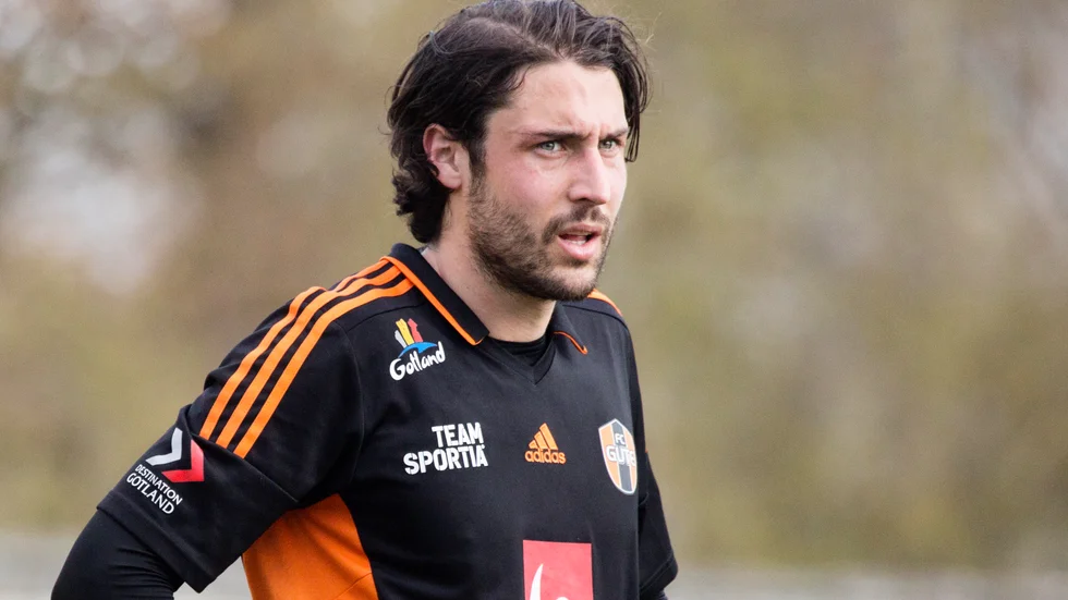 Marcus Nobell stannar i FC Stockholm.