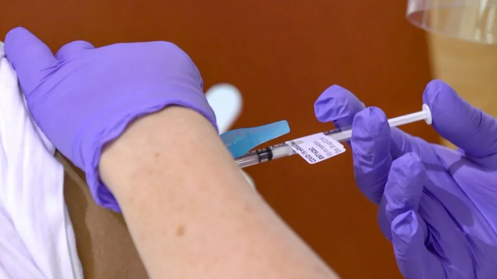 Ännu så länge har närmare 17 000 personer i Östergötland fått den första dosen vaccin mot covid-19. 