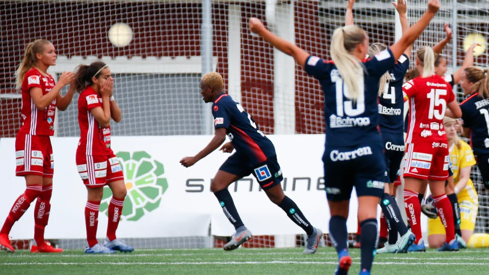 LFC jublar efter ett mål. 