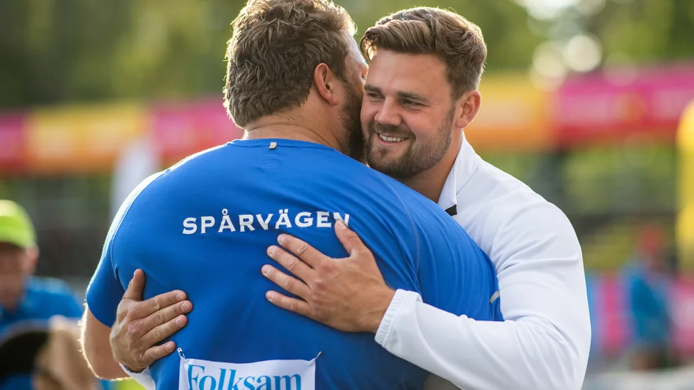 Daniel Ståhl och Simon Pettersson gratulerade varandra efter tävlingen i Karlstad. 
