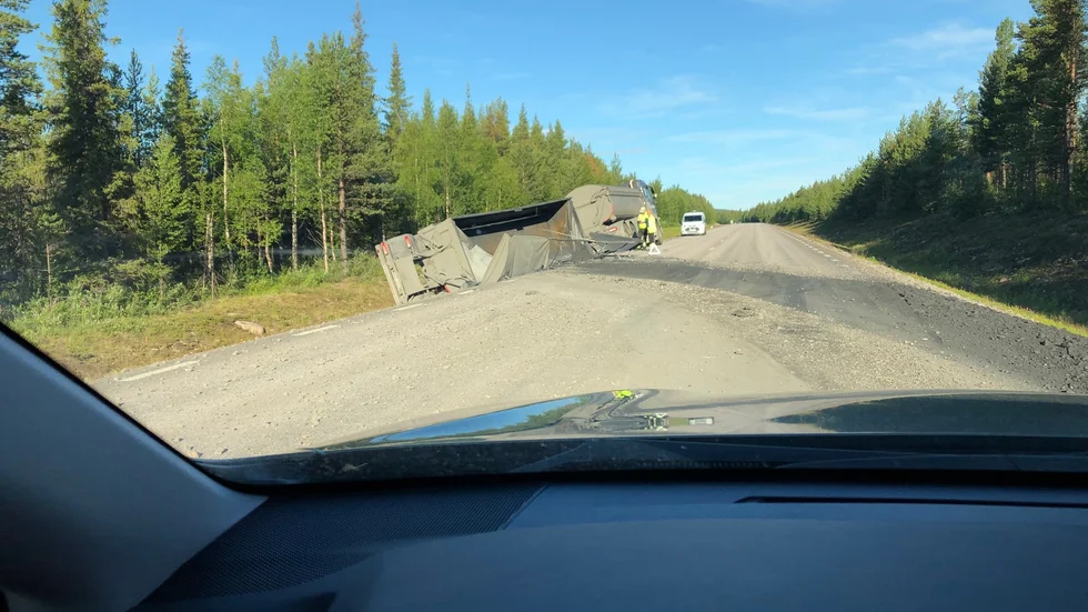 Vid 05-tiden på torsdagsmorgonen välte ett släp till en malmlastbil. 