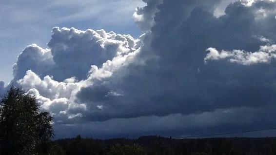 Dramatisk himmel över Skravelholmen.