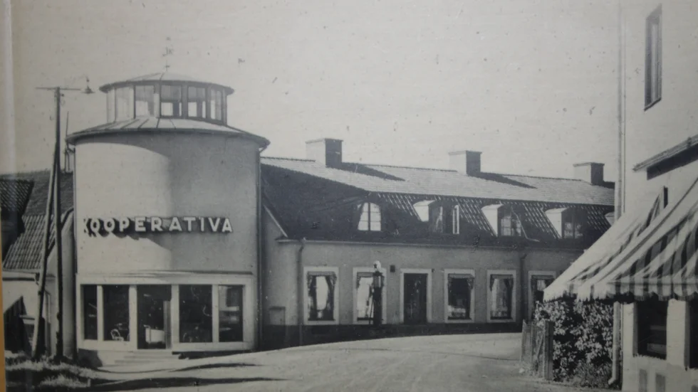 Här ses det karakteristiska tornet som prydde Centrumvaruhuset i Finspång till 1961, då det revs.